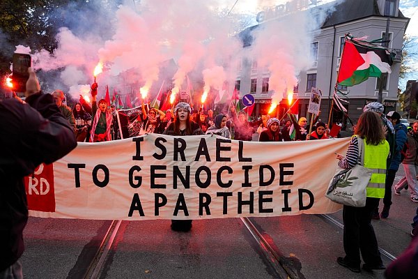 Vor dem Spiel gab es Demonstrationen. - © Javad Parsa/NTB/dpa