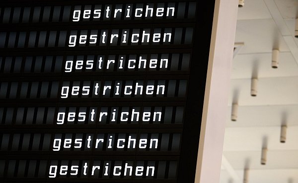 Zahlreiche Flüge wurden gestrichen. - © Julian Stratenschulte/dpa