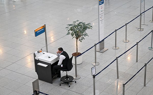 Beschäftigte aus dem öffentlichen Dienst der Flughafenbetreiber, den Bodenverkehrsdiensten und den Luftsicherheitsbereichen waren im Ausstand. - © Peter Kneffel/dpa