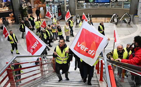 Hintergrund der Warnstreiks sind zwei verschiedene Tarifkonflikte. - © Bernd Weißbrod/dpa