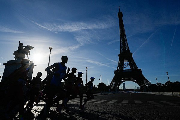 Das Rennen führte auch zweimal am Eiffelturm vorbei - © Rebecca Blackwell/AP Pool/AP/dpa