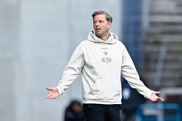 Sah lange Zeit nicht viel Spektakel: Florian Kohfeldt. - © Uwe Anspach/dpa