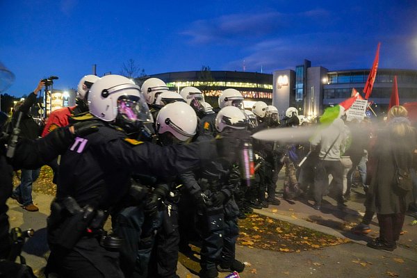 Außerhalb des Stadions wurde die zunächst friedliche Demonstration zunehmend agressiver. - © Javad Parsa/NTB/dpa