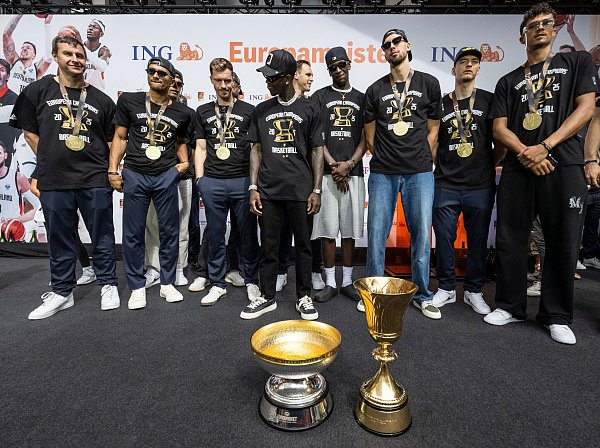 Die Europameister feiern mit ihren Trophäen. - © Boris Roessler/dpa