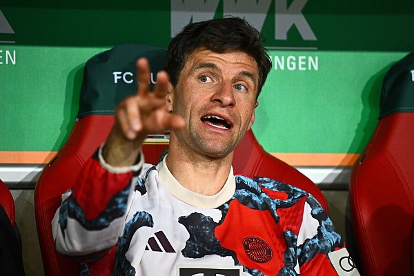 Die triste Gegenwart: Auch in Augsburg saß Thomas Müller erstmal wieder auf der Bank. - © Tom Weller/dpa