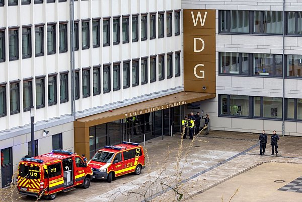 Amokalarm am Wilhelm-Dörpfeld-Gymnasium in Wuppertal: Insgesamt acht Personen wurden durch den Messerangriff verletzt. - © Christoph Reichwein/dpa