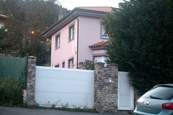 Eine aufmerksame Nachbarin alarmierte die Polizei, die das Haus daraufhin observierte und Ende April die drei Kinder befreien konnte. (Archivfoto) - © Jorge Peteiro/Europapress/dpa