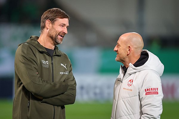 Vor dem Spiel hatten beide noch gute Laune: Trainer Thomas Kleine (l, SpVgg Greuther Fürth) und Lauterns Coach Torsten Lieberknecht. - © Daniel Karmann/dpa