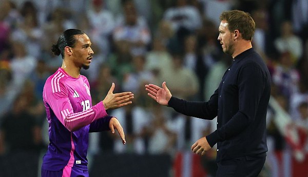 Leroy Sané (l.) kehrt in die Nationalmannschaft zurück. (Archivbild) - © Christian Charisius/dpa