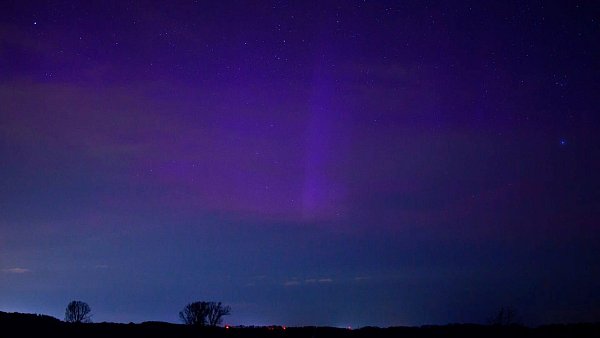 Die Polarlichter waren etwa über Calbe im Salzlandkreis zu beobachten. - © Thomas Schulz/dpa
