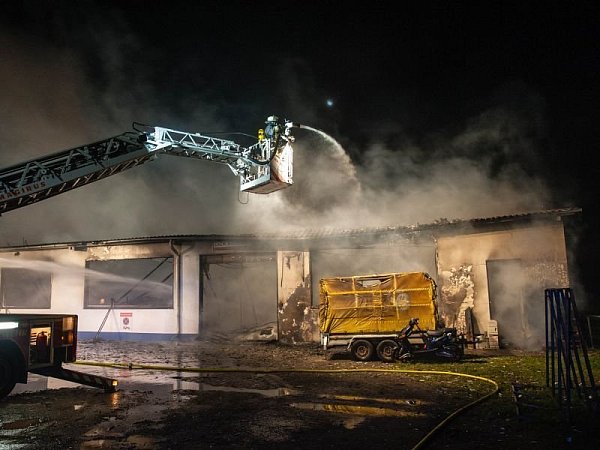In der Nacht zu Heilig Abend brannte in Bad Oeynhausen ein Baustoffhandel ab. - © FOTO: CHRISTIAN MATHIESEN