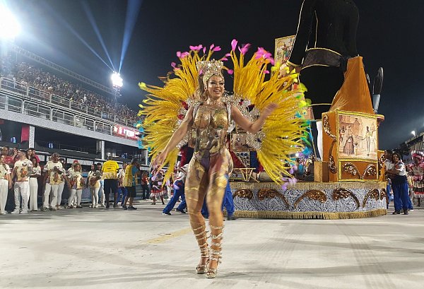 Der Karneval in Rio gibt sich gewohnt farbenprächtig. - © Philipp Znidar/dpa