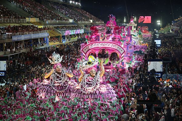 Parade der Sambaschule Mangueira im Sambodrom in Rio. - © Fernando Souza/dpa