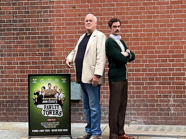 John Cleese (l) bei der Präsentation für sein Theaterstück «Fawlty Towers». (Archivbild) - © Benedikt von Imhoff/dpa