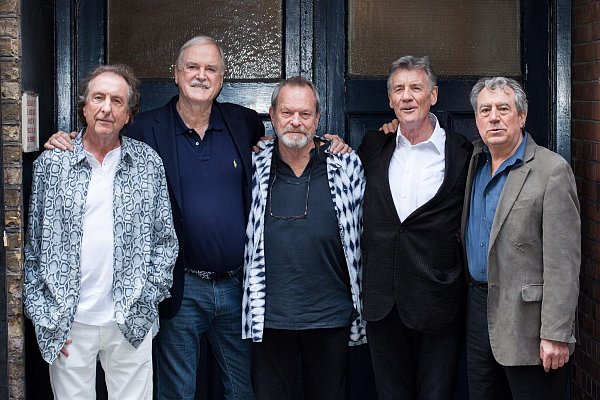 2014 trat John Cleese (2.v.l.) ein letztes Mal mit seinen Monty-Python-Kollegen auf. (Archivbild) - © Daniel Leal-Olivas/EPA/dpa