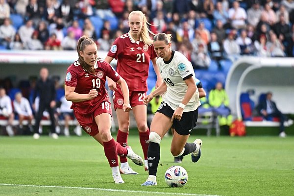 Beidfüßig und flink an den Gegenspielerinnen vorbei: Klara Bühl. - © Sebastian Christoph Gollnow/dpa
