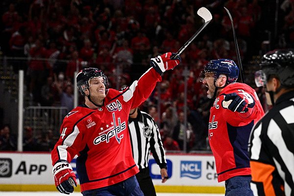 Owetschkin (r.) feiert seinen vierten Playoff-Treffer. - © Nick Wass/AP/dpa