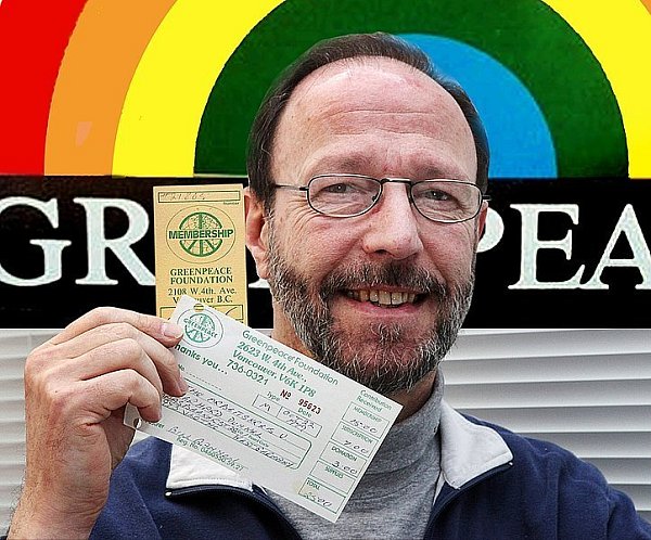 Gerhard Dunkel mit dem Beleg, der ihm die lebenslängliche Zugehörigkeit in Kanada bescheinigt. - © FOTO/MONTAGE: ANDREAS ZOBE/THOMAS GRUNDMANN