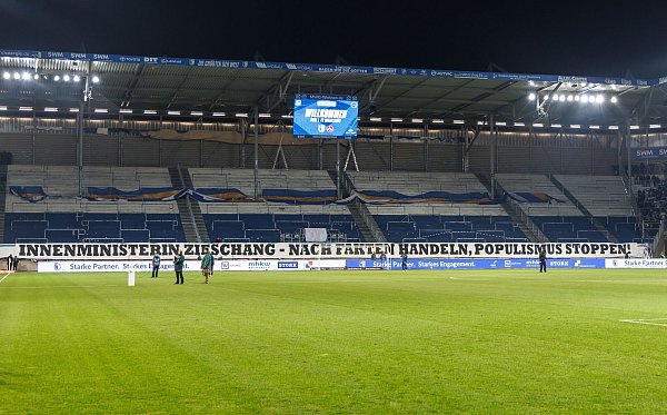 Die Ultras beider Seiten blieben die ersten zwölf Minuten vor dem Stadion. - © Andreas Gora/dpa