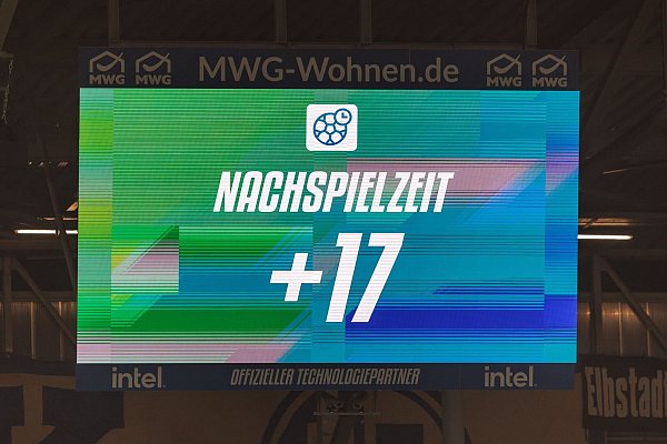 Nach Pyro-Unterbrechung gibt es am Ende 17 Minuten Nachspielzeit. - © Andreas Gora/dpa