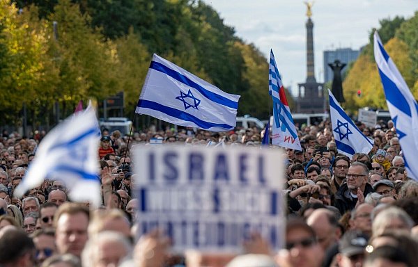 Zahlreiche Menschen nehmen teil an der Kundgebung «Aufstehen gegen Terror, Hass und Antisemitismus – in Solidarität und Mitgefühl mit Israel» vor dem Brandenburger Tor. - © Monika Skolimowska/dpa