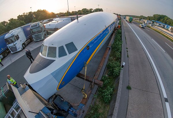 Per Schwertransport kommt das historische Flugzeug nach Frankfurt. - © Boris Roessler/dpa