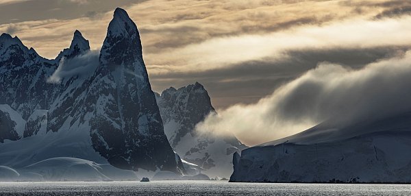 Die Region erlebt einem neuen Bericht zufolge beispiellose Temperaturanomalien mit häufigeren marinen Hitzewellen und einem schrittweisen Rückgang des Meereises. - © John Weller/dpa