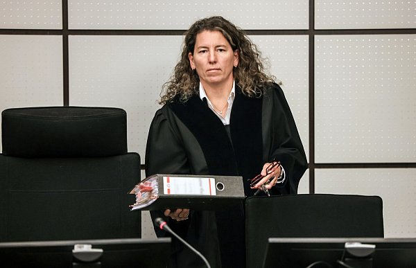 Richterin Birgit Neubert leitet den Prozess. - © Oliver Berg/dpa