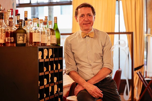 In seinem Restaurant hat Vincent Moissonnier nach französischer Sitte auch einen Schrank, in dem Stammgäste ihre Serviette in einem Fach deponieren können. - © Thomas Banneyer/dpa