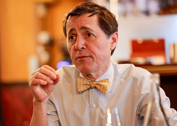 Vincent Moissonnier betreibt sein Restaurant seit 1987 - in dieser Zeit sind die Besucher der gehobenen Gastronomie nach seiner Beobachtung bunter und jünger geworden. - © Thomas Banneyer/dpa