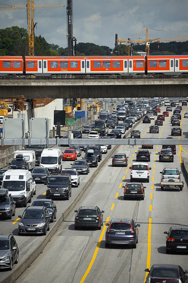 Pendler brauchen gute Nerven. (Symbolbild) - © Gregor Fischer/dpa