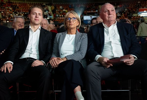 Witwe Heidi Beckenbauer und ihr Sohn (l) sind bei der Versammlung dabei. - © Sven Hoppe/dpa