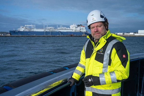 Ingo Wagner, geschäftsführender Gesellschafter der Deutschen Regas, die das Ostsee-Terminal betreibt, kritisiert die Preispolitik der staatlichen Betreibergesellschaft der Nordsee-Terminals. - © Stefan Sauer/dpa