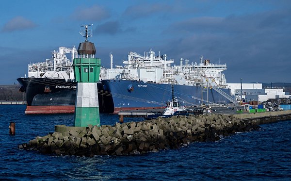Kritiker halten die LNG-Infrastruktur für überdimensioniert, teuer und umweltgefährdend. - © Stefan Sauer/dpa