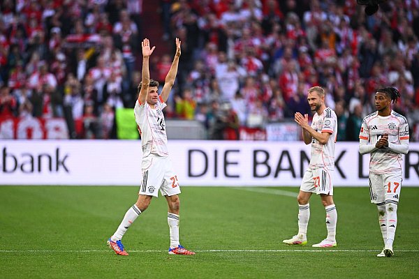 Thomas Müller wurde durch ein Spalier in seinem letzten Bayern-Heimspiel verabschiedet. - © Tom Weller/dpa