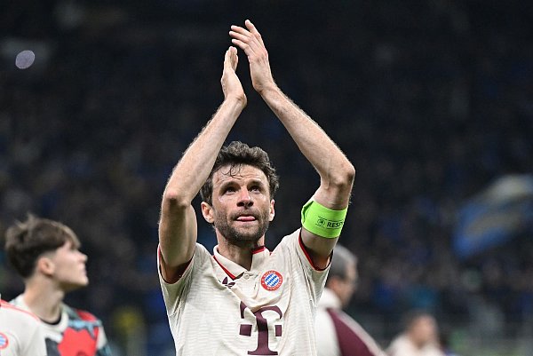 Thomas Müller dankt den mitgereisten Fans für die lautstarke Unterstützung. - © Sven Hoppe/dpa