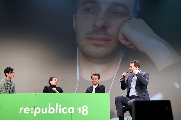 Auf der Digital-Konferenz re:publica erklärte Böhmermann via Skye-Schalte sein Projekt "Reconquista Internet". - © dpa
