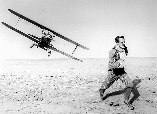 Ein harmloser Werbefachmann (Cary Grant) wird in Geheimdienstintrigen verwickelt und flüchtet quer durch die USA. Das Foto zeigt eine Schlüsselszene.
