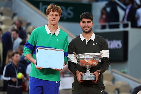 Lieferten großes Tennis und schrieben Geschichte: Sieger Carlos Alcaraz (r) und Jannik Sinner - © Lindsey Wasson/AP/dpa