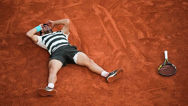 Carlos Alcaraz gewinnt nach einem 0:2-Rückstand. - © Christophe Ena/AP/dpa