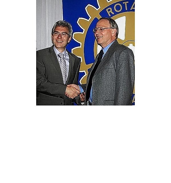 Ingo Neubauer (r.). begrüßt seinen Nachfolger Dr. Martin Buerschaper. - © FOTO: ROTARY-CLUB
