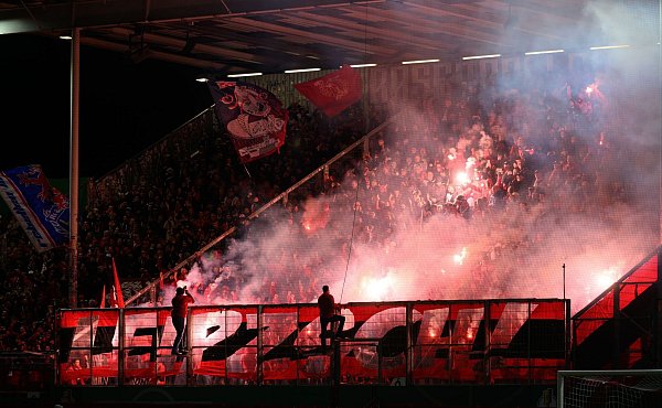 Beim Pokalspiel in Cottbus ist ein Leipziger Fan nach einem medizinischen Notfall gestorben. - © Robert Michael/dpa