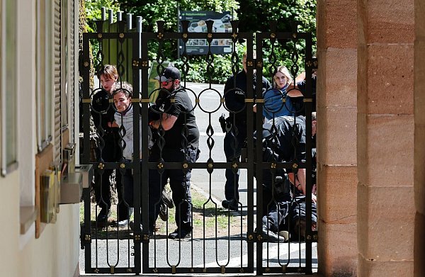 Aktivisten waren am Dienstag in den geschlossenen Tiergarten eingedrungen. - © Daniel Löb/dpa