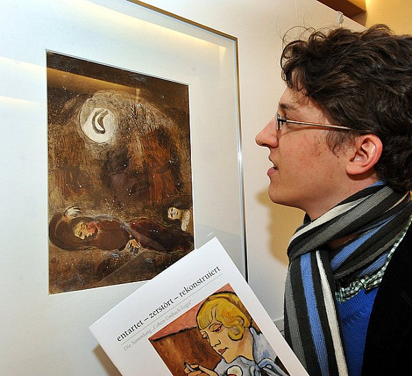 Der wissenschaftliche Volontär des Kreismuseums, Moritz Pfeiffer, mit dem Ausstellungskatalog vor dem Bild "Ruth zu Füßen des Boas" von Marc Chagall (1960). - © FOTO: REINHARD ROHLF