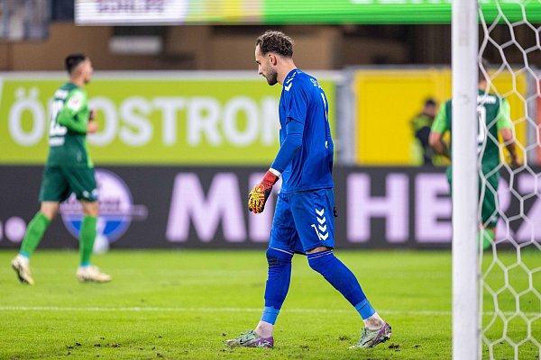 Jahn-Keeper Felix Gebhardt konnte die Niederlage auch nicht verhindern. - © David Inderlied/dpa