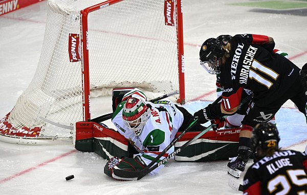 Nicola Hadraschek (r) verpasst im Entscheidungsspiel gegen Ungarn einen Treffer. - © Carmen Jaspersen/dpa