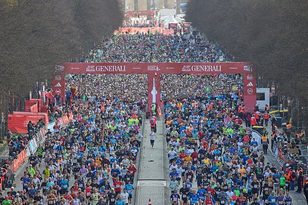 Der Halbmarathon in Berlin gilt als sehr schnelle Strecke. - © Joerg Carstensen/dpa