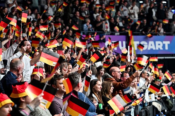 Die Fans in Stuttgart sorgten für einen stimmungsvollen WM-Auftakt. - © Marijan Murat/dpa