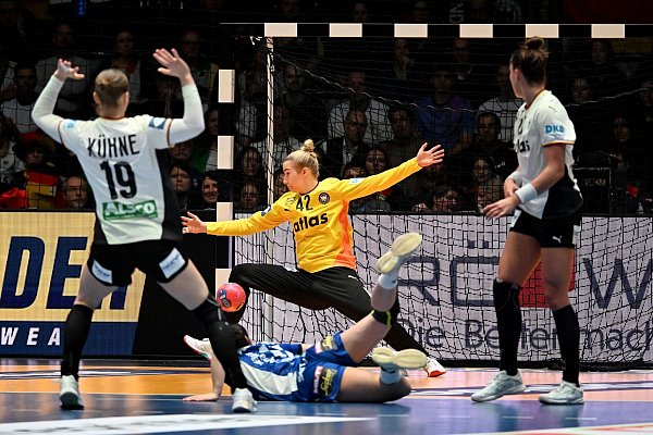 War gegen Island eine wichtige Stütze: Torfrau Katharina Filter. - © Marijan Murat/dpa