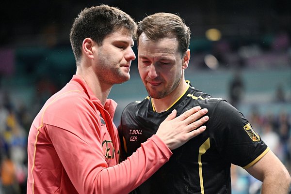 Freunde, Gegner, Teamkollegen: Dimitrij Ovtcharov und Timo Boll. - © Marijan Murat/dpa